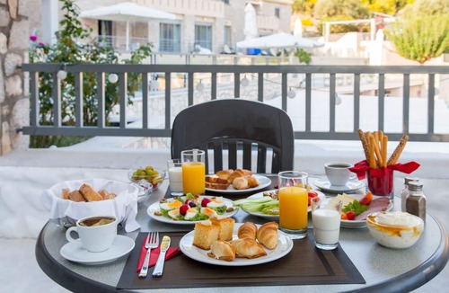 Katouna House | Honeymooners, this love nest bungalow was designed for you!