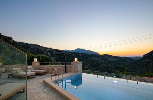 Monopari Villa | Hot tub, sauna and 4 en-suite bedrooms in nature!