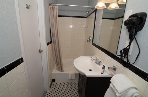 Acton Hotel | Howard Johnson by Wyndham Acton