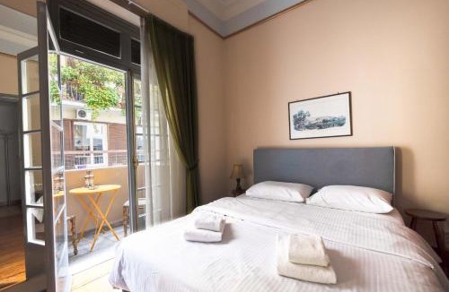 Plaka Apartment | Ideal 4 bdr Apartment in Plaka for 10!