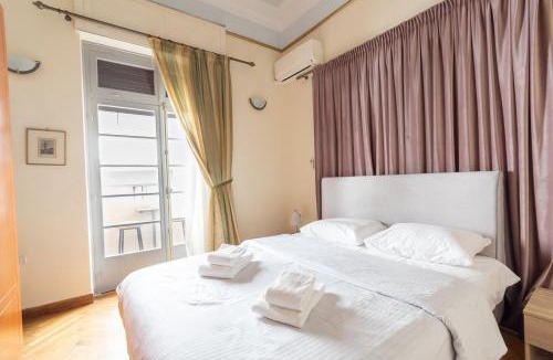 Plaka Apartment | Ideal 4 bdr Apartment in Plaka for 10!