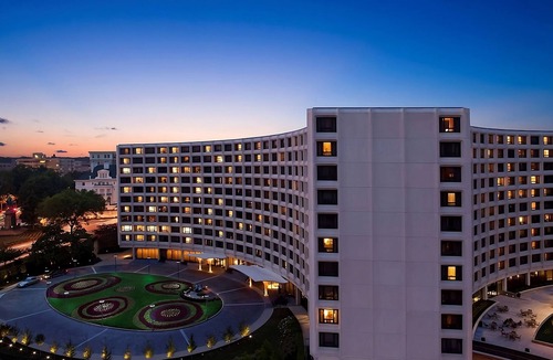 Dupont Circle Hotel | Indulge in Home Like Comfort! Seasonal Swimming Pool, Pets Allowed!