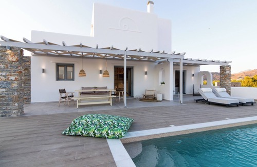 Naxos Town Villa | Isalos Villas with private pool