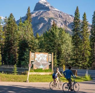 Johnston Canyon Ski Chalet | Johnston Canyon Lodge & Bungalows