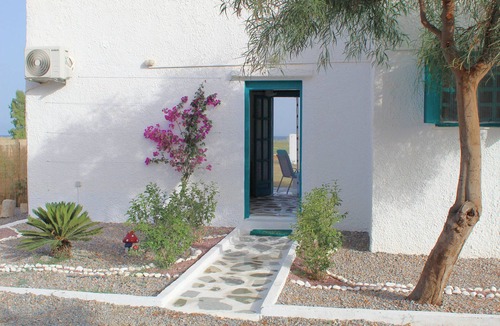 Messini House | Juan Unique Cycladic Beachfront Cottage - Private garden