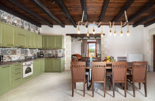 Dafni Villa | Kalypso Villa, Ideal for big families & friends! Walking distance to amenities!