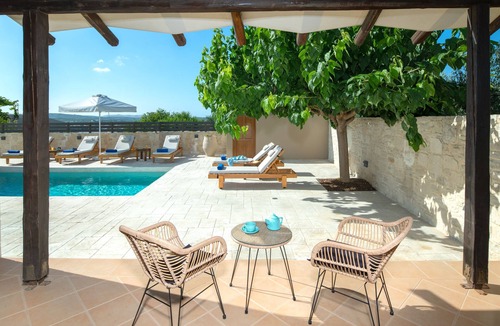 Dafni Villa | Kalypso Villa, Ideal for big families & friends! Walking distance to amenities!