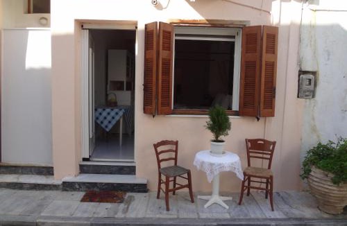 Ormos Korthiou Apartment | Korthi central appartment by the seaside.