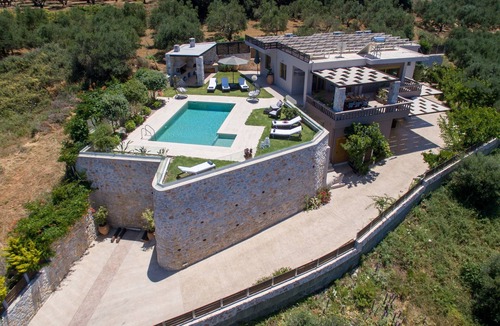Kolymbari Villa | LADY DAFNI DELUXE VILLA WITH PRIVATED HEATED POOL