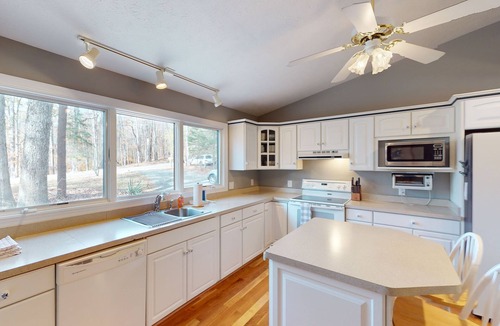 High Point House | Lakeside Park - Spacious pet friendly house w/hot tub, kayaks, air hockey, deck & patio