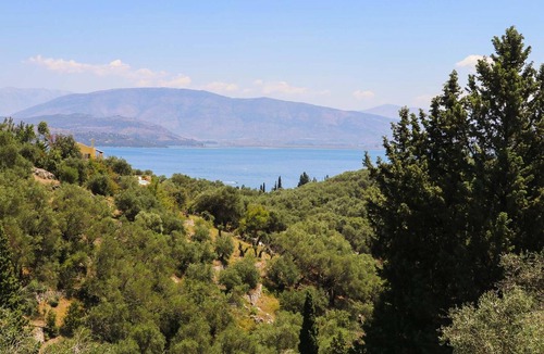 Gimari Villa | Large villa, games room, short drive to 2 villages