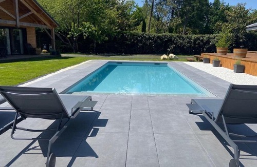Saint-Aubin-de-Medoc Ski Chalet | Les chalets du Médoc en bois aux accents de fuste canadienne avec piscine