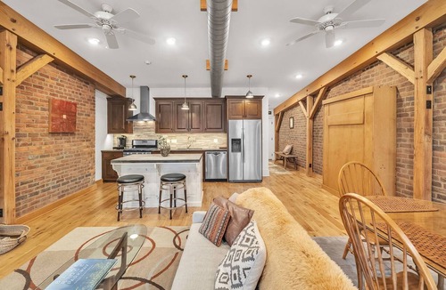 Abingdon Apartment | Light-Filled Loft on Abingdon’s Main Street. Sleeps 4, Walk Everywhere