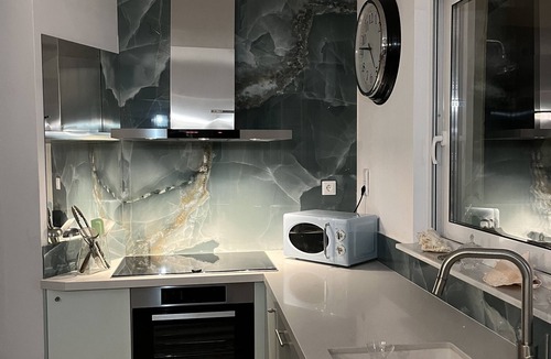 Saronida Apartment | Luxurious 2-Bed Seaside Apartment in Saronida