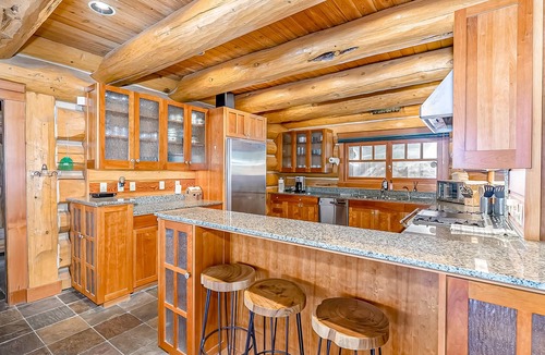 Snoqualmie Pass House | Luxurious 6000-square-foot mountain estate on 10 acres with hot tub & firepit