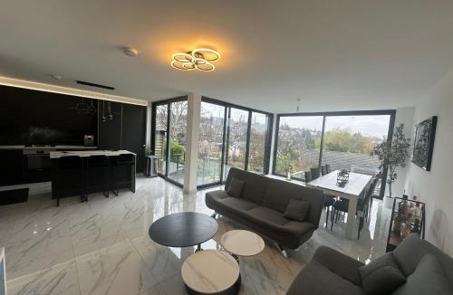 High Barnet Villa | Luxurious & Elegant 6-Bed House