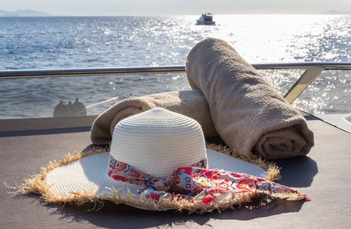 Alimos Boat Rental | Luxury Moments & Services sleeping on board in Yacht Amoraki