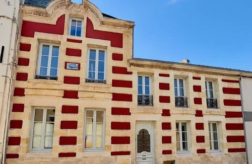Blaye Apartment | Luxury Triplex Garden Freestanding Bathtub Citadel