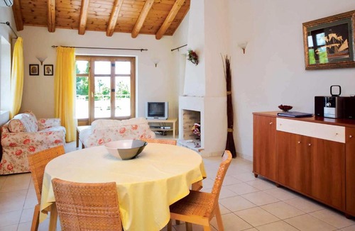 Antipata Villa | Markantonata Villa Sleeps 4 Air Con WiFi