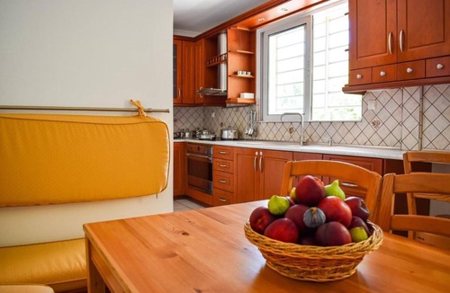 Vrilissia Villa | Marousi Escape - Conveniently situated - Quiet, Green & 5 min walk from trains