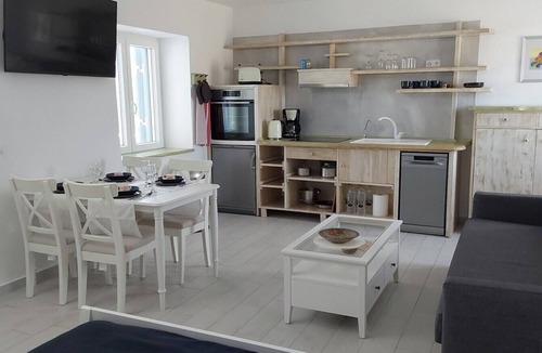 Zefiria House | Marven´s Apartment