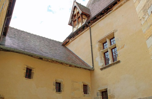 Herisson Apartment | Medieval studio in village center, near shops