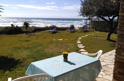 Parelia Apartment | Menigos 57 seafront apartment with garden