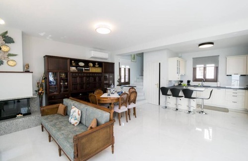 Koropi Villa | Mermaid Beachfront Villa in lovely Koropi