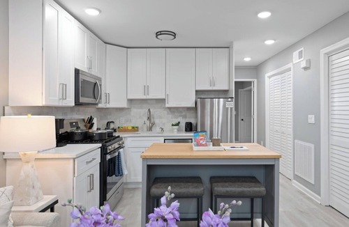The Heights Condo | Modern Condo with Private Porch | Mins to NYC