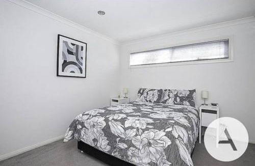 Hughes House | Modern cottage central location
