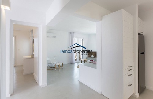 Koundouros Apartment | Modern family home with a sea view and swimming pool