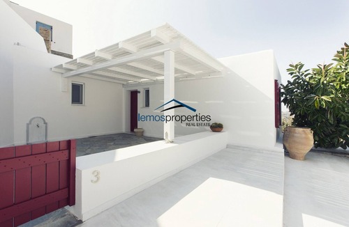 Koundouros Apartment | Modern family home with a sea view and swimming pool