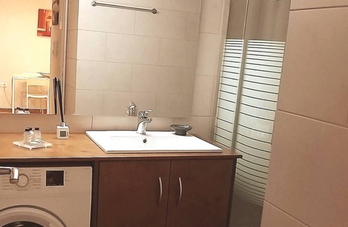 Ampelokipoi Apartment | Modern Home, 6mins from the Metro