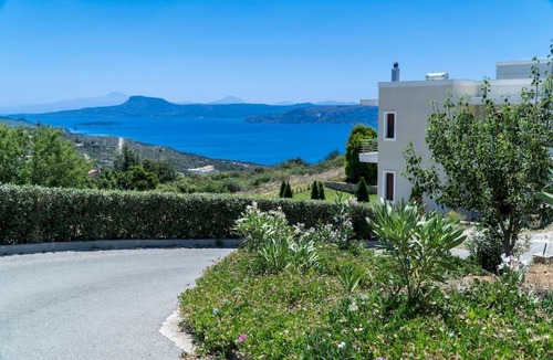 Pitharion Apartment | Modern & Quiet on the Hill