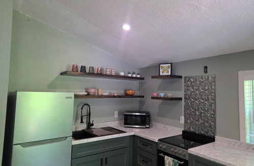 Madisonville Apartment | Modern upgraded studio