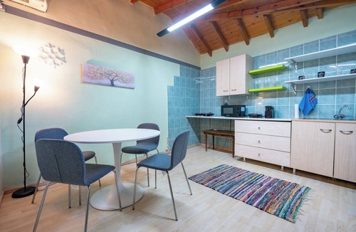 Thissio Apartment | Monastiraki metro st 1 bedroom apt for 2 by MPS
