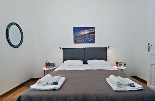 Ampelokipoi Apartment | Neoclassical House with Unique Athenian Yard (nearby metro station)