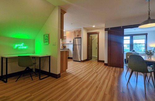 Newberg Apartment | Newberg Wine Country Suites: Gris Room