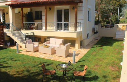 Nea Makri House | Nice home in Nea Makri with kitchen