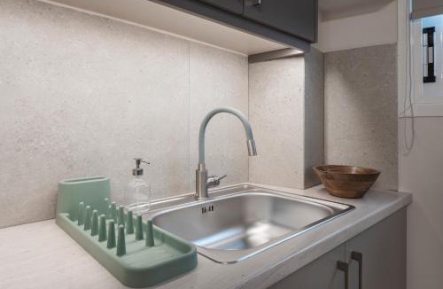 Attiki Apartment | Oculus Kolonos Suites by Live&Travel