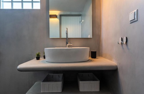 Adamas House | Olive in Blue