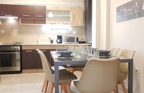 Mousio Apartment | Palette Apartment (Chocolate) - Athens Center, 6 BD, 3 BATH