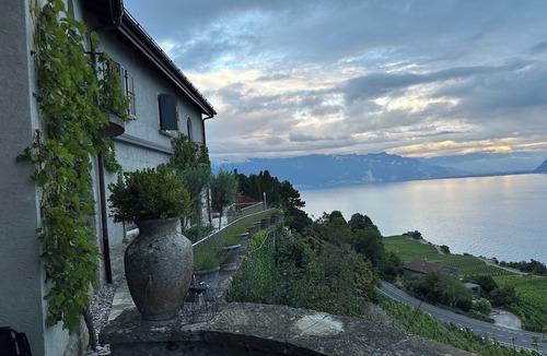Chexbres Villa | Panoramic APT in the Vineyard with stunning 360 ° view of Lake Geneva and Alps