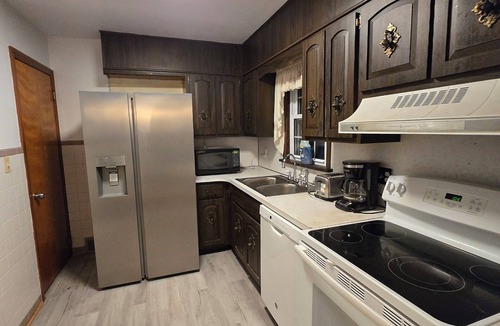 Southmont House | Peaceful, spacious and newly renovated house with AC in charming Hill top