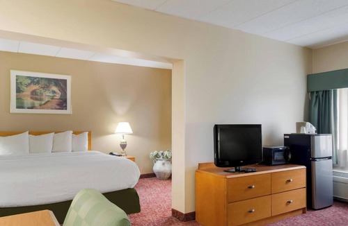 Smithfield Hotel | Pet-Friendly Deluxe King Bed Stay | 15 Mins to Providence | Free Parking & Bfast