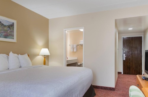 Smithfield Hotel | Pet Friendly King Bed Room w/Free Parking, Breakfast & Pool | Off Highway 116