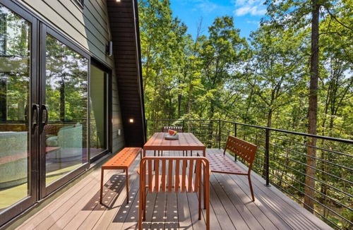 Mount Jackson Cabin | Pet-Friendly Treehouse Sanctuary w/Hot Tub & Firepit