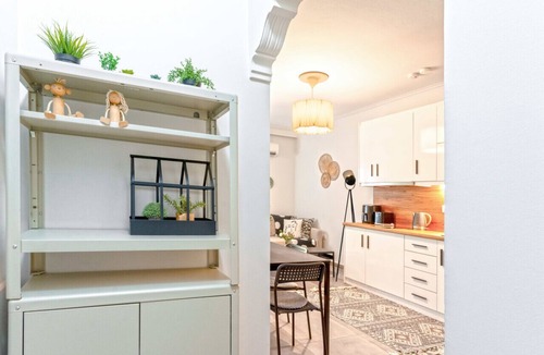 Exarhia Apartment | Phaedrus Living: Modern Cityscape flat