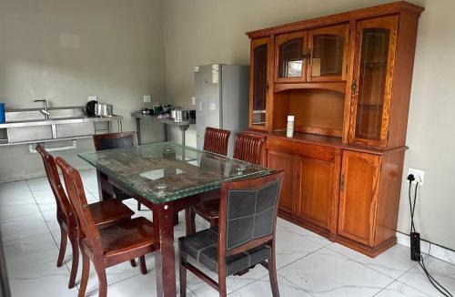 Outer West Durban Hotel | Pholanathi Lodge