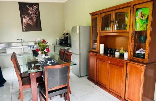 Outer West Durban Hotel | Pholanathi Lodge